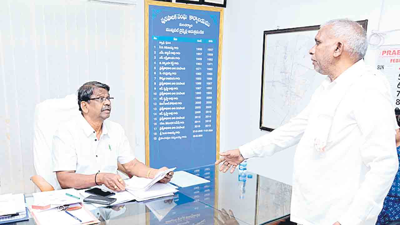 ఇద్దరికి షోకాజ్‌ నోటీసులు