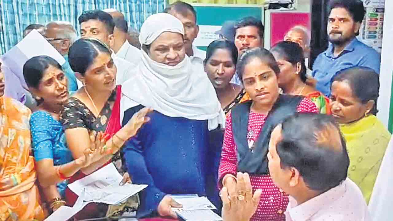 Gruha Jyothi | మాది ఒక్కటే ఫ్లోర్‌.. మాకెందుకు రాలె జీరో బిల్లు.. అధికారులను నిలదీస్తున్న లబ్ధిదారులు