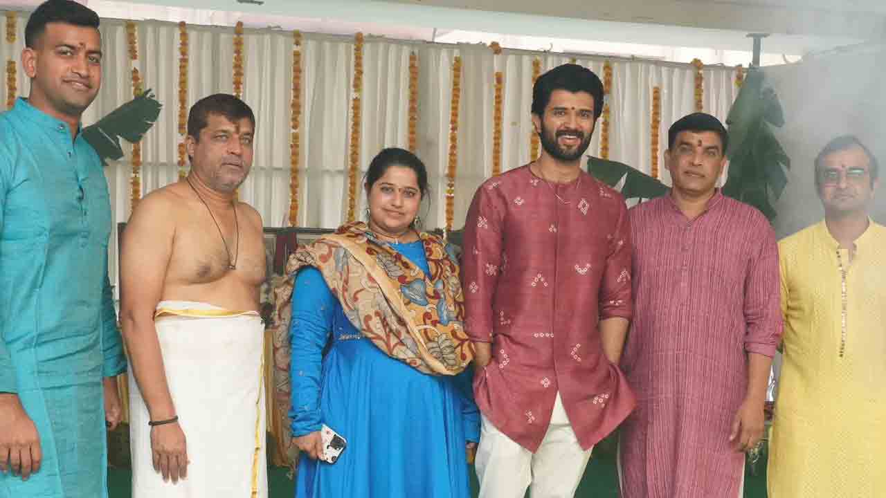 Family Star | దిల్‌రాజ్ ఆఫీస్‌లో ‘ఫ్యామిలీ స్టార్‌’ హోమం.. ట్రేడిషనల్ లుక్‌లో విజయ్ దేవరకొండ