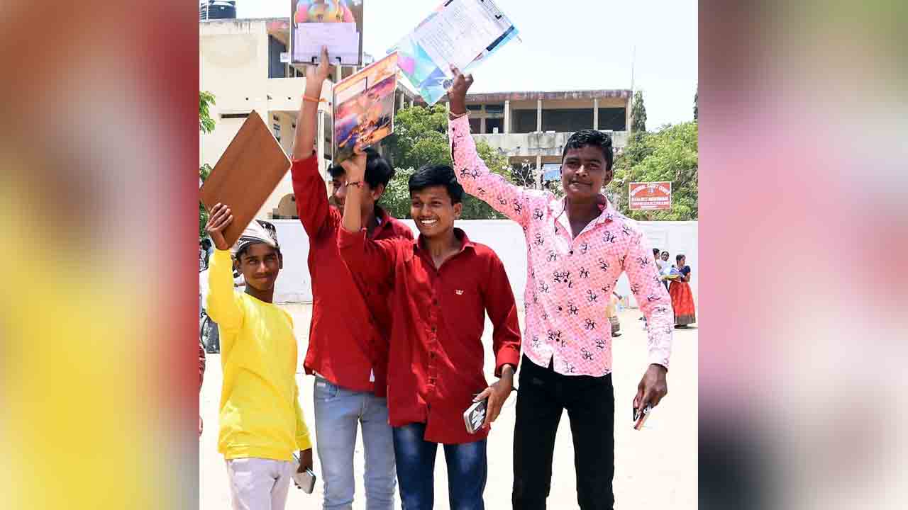 పరీక్షలు అయిపోయాయోచ్‌..