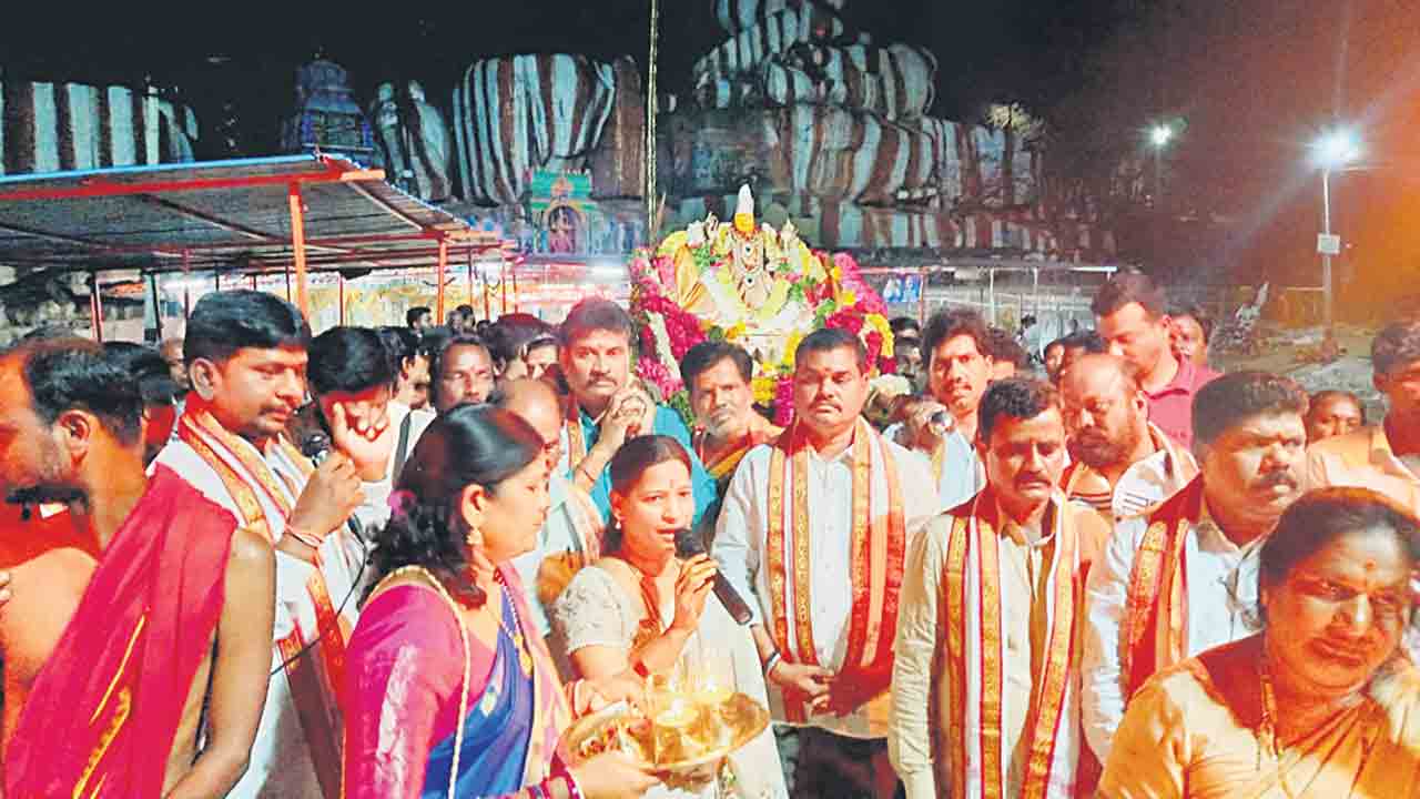 ఏడుపాయల్లో పల్లకీసేవ