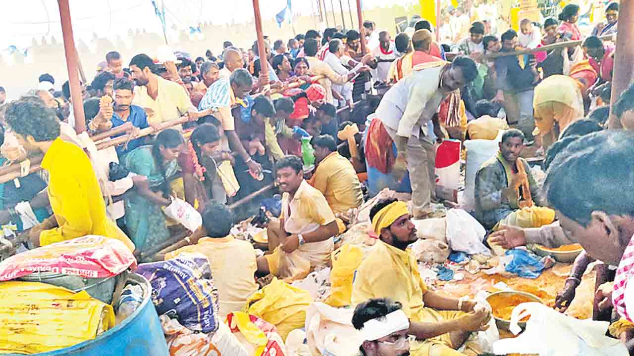 వేలాలకు పోటెత్తిన భక్తులు