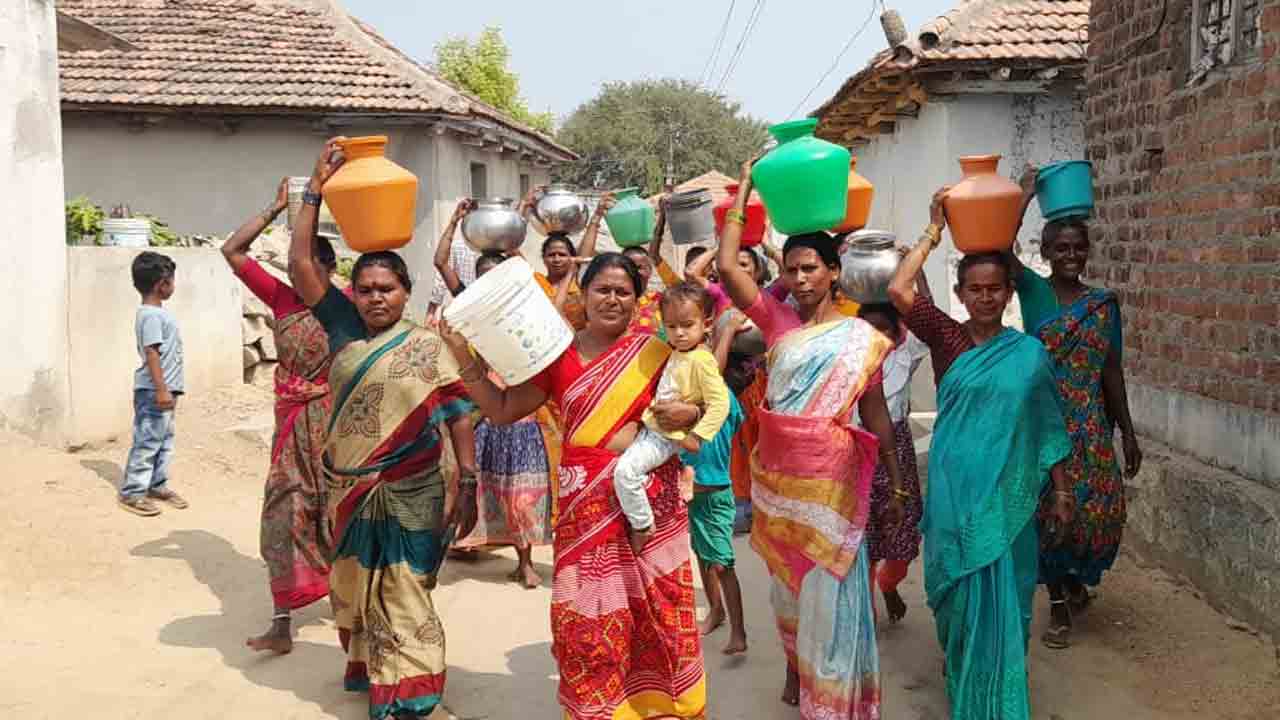 Drinking Water | తాగునీటి కోసం మహిళల తండ్లాట.. నస్కల్‌లో ఖాళీ బిందెలతో నిరసన