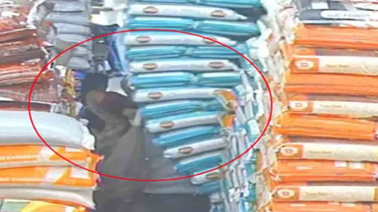 Watch: బస్తాలు జారి మీద పడటంతో చిక్కుకున్న మహిళ.. తర్వాత ఏం జరిగిందంటే?