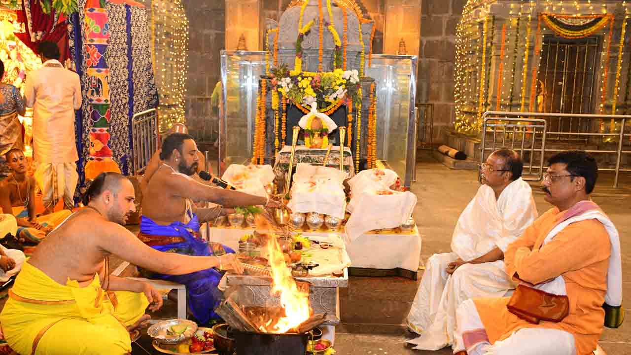 అష్టోత్తర శతఘటాభిషేకం.. శృంగార డోలోత్సవం