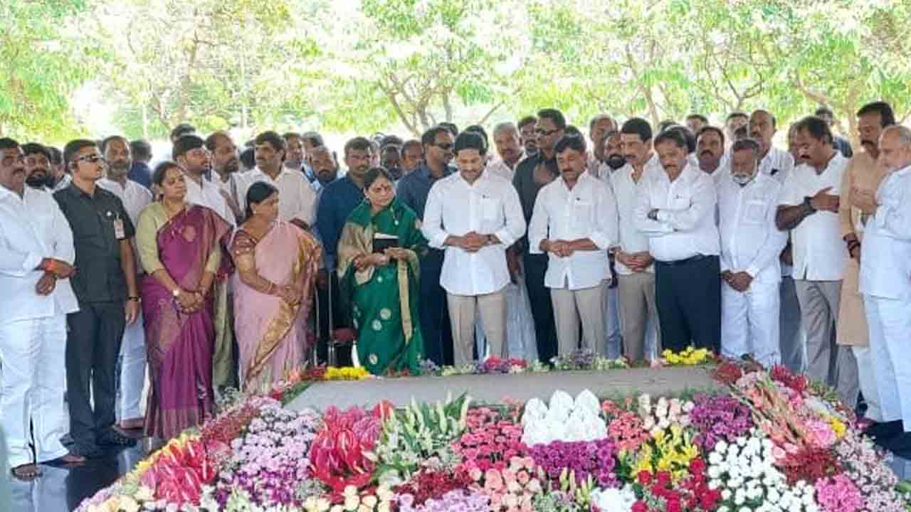 YS Jagan | ఏపీలో వైఎస్‌ జగన్‌ ప్రచార యాత్ర షురూ.. ఇడుపులపాయలో తండ్రి సమాధి వద్ద నివాళి