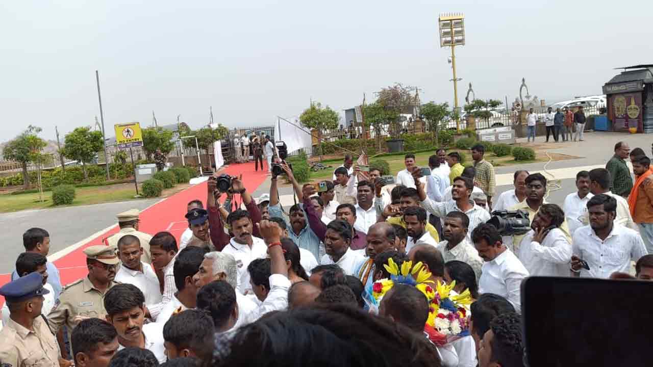 Congress| యాదగిరిగుట్టపై కాంగ్రెస్‌ శ్రేణుల ఆందోళన..