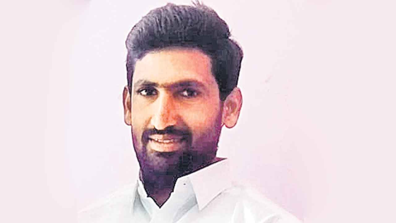 పొలానికి పెట్టిన విద్యుత్తు కంచెతో యువ రైతు బలి