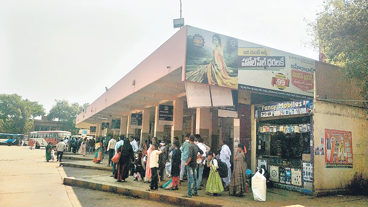 ఆర్టీసీ అద్దె బస్సు డ్రైవర్ల ఆందోళన