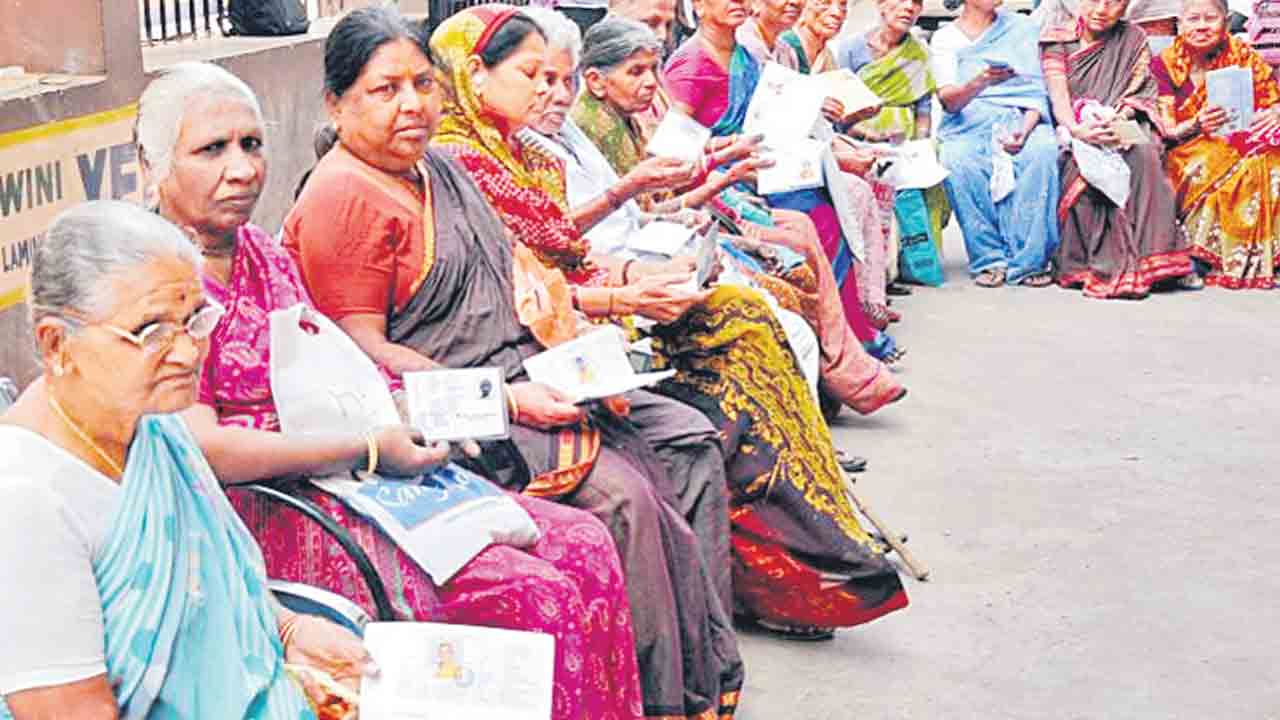 Aasara Pension | మరింత ఆసరా ఏదీ ?.. అధికారంలోకి రాగానే పింఛన్లు పెంచుతామని నమ్మబలికిన కాంగ్రెస్‌