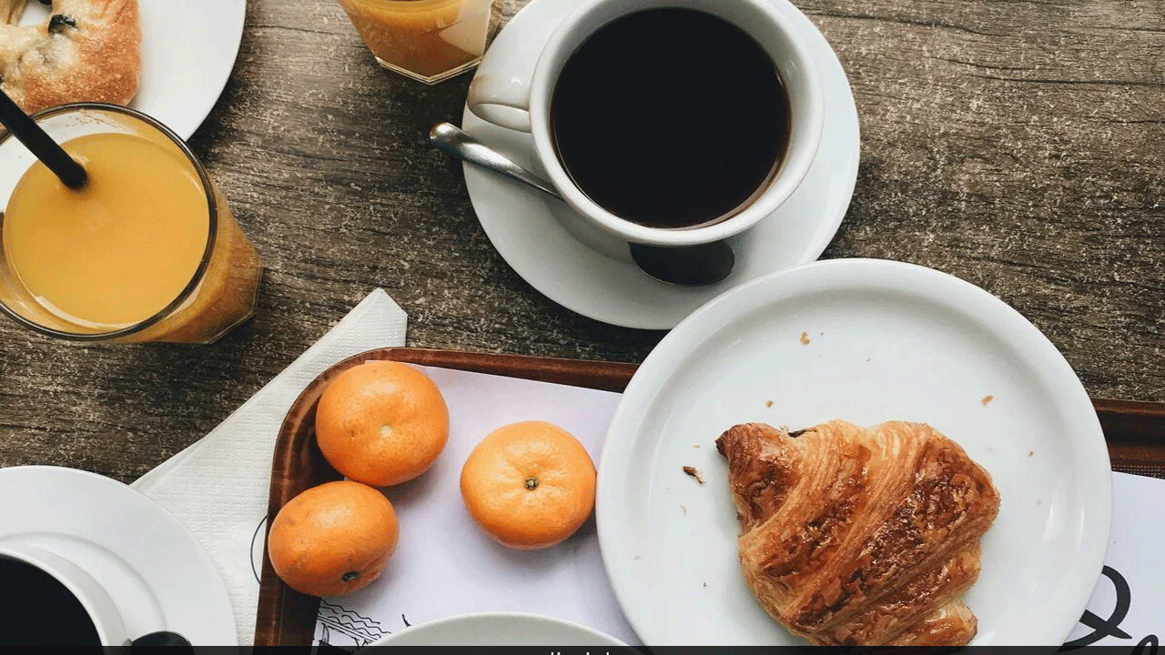 రెండు క‌ప్పుల కాఫీ, రెండు రోల్స్‌కు రూ. 4000 బిల్లు