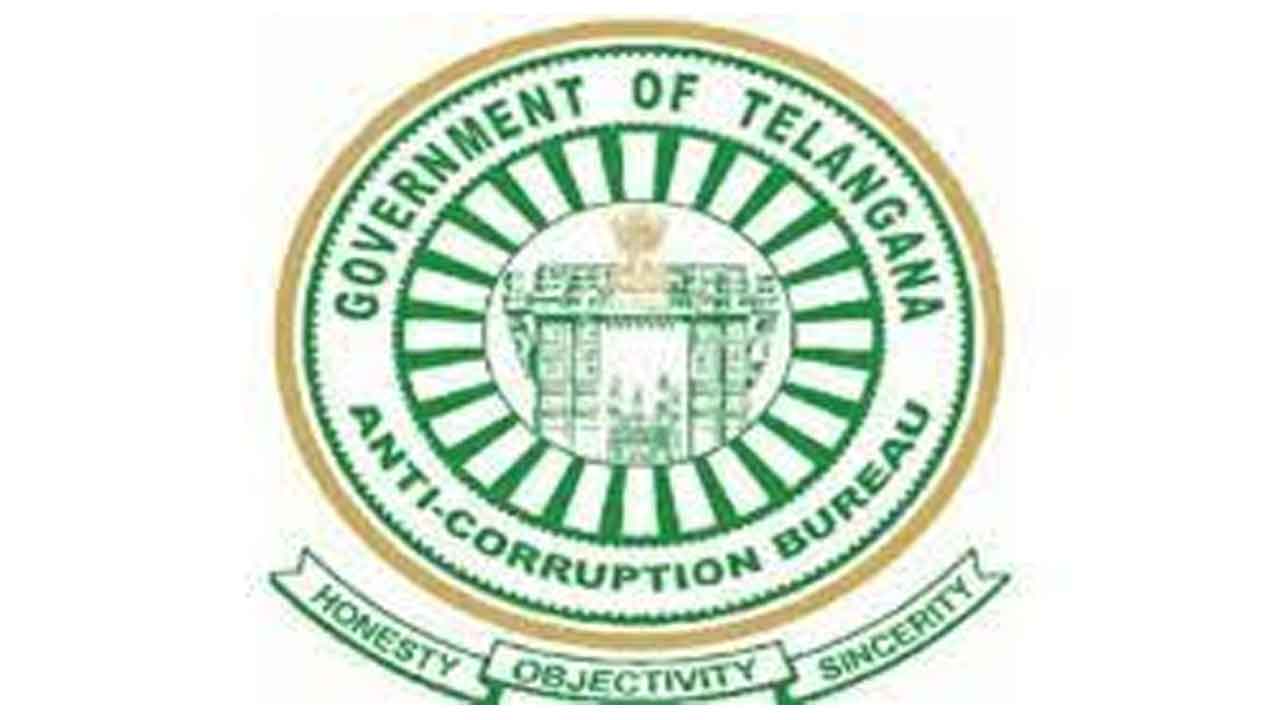 లైసెన్స్ రెన్యూవల్కు లక్ష లంచం