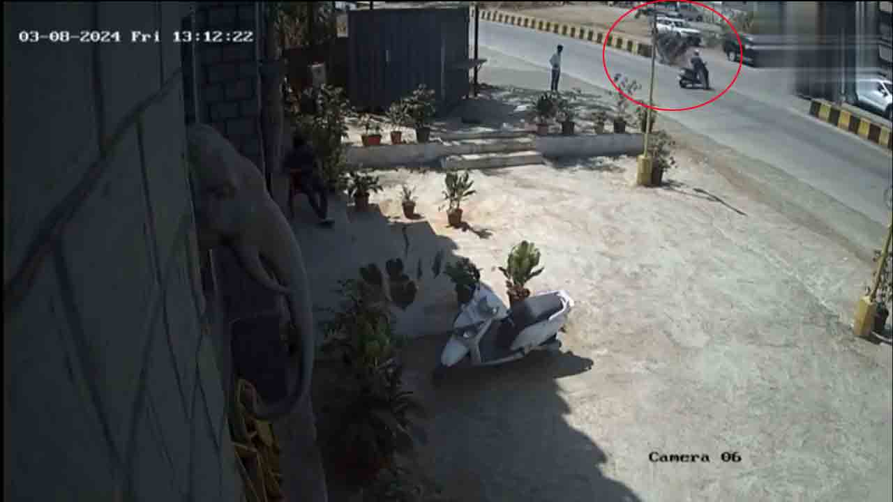 Viral Video | మ‌హారాష్ట్ర‌లో ఘోర ప్ర‌మాదం.. బైక్‌ను త‌ప్పించ‌బోయి డివైడ‌ర్‌ను ఢీకొట్టిన ఆటో