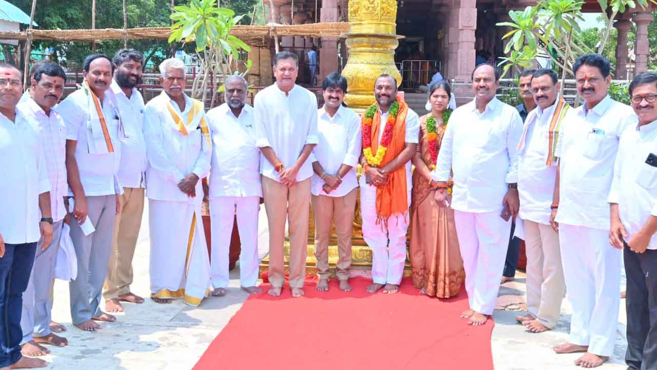 BRS leaders | బాల బ్రహ్మేశ్వర స్వామి ఆలయంలో బీఆర్‌ఎస్ నాయకుల పూజలు