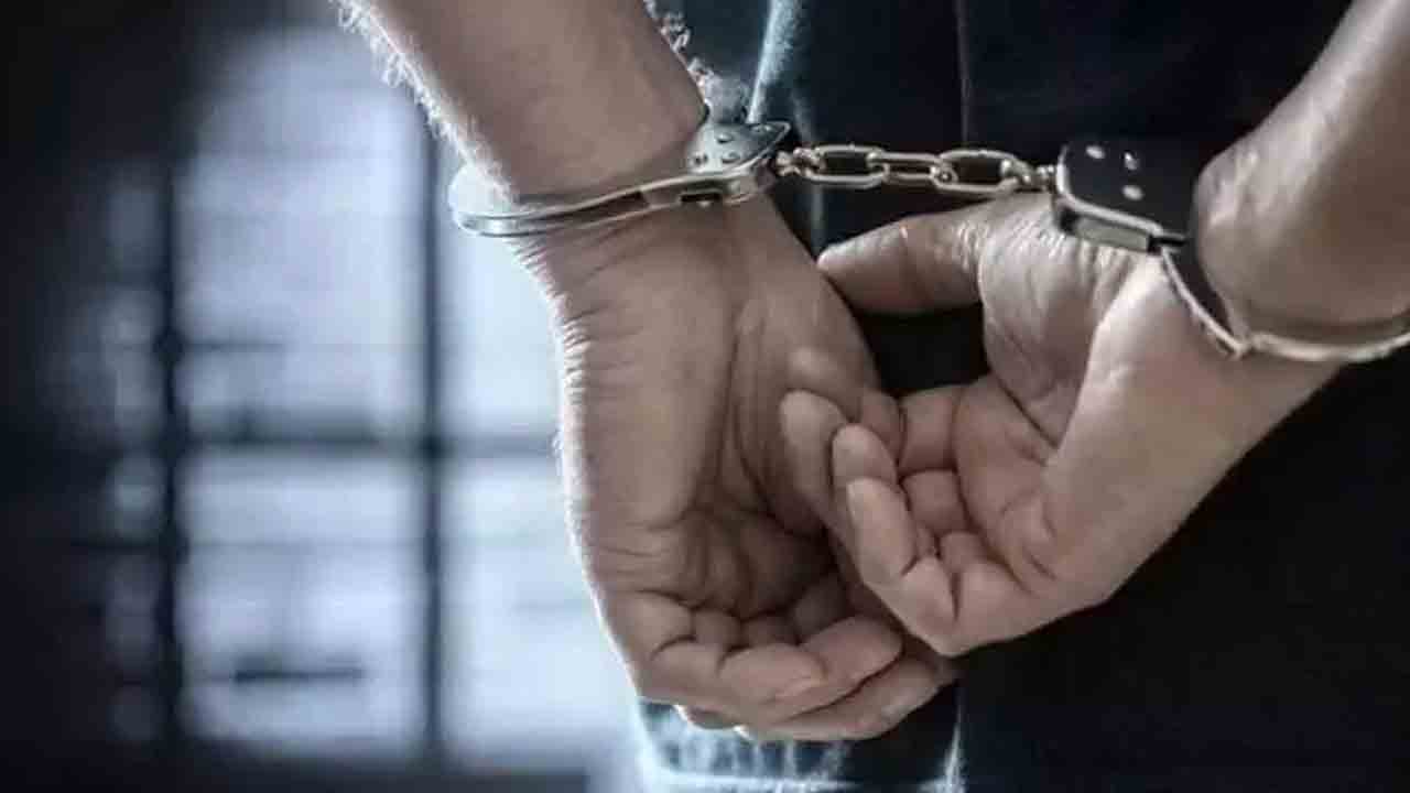 ముగ్గురు సైబర్ నేరగాళ్ల అరెస్టు