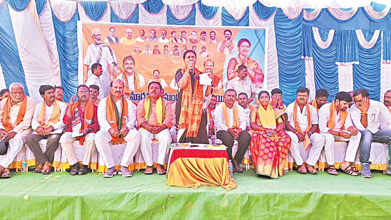 ప్రజలను మోసం చేయడంలో రేవంత్‌ దిట్ట