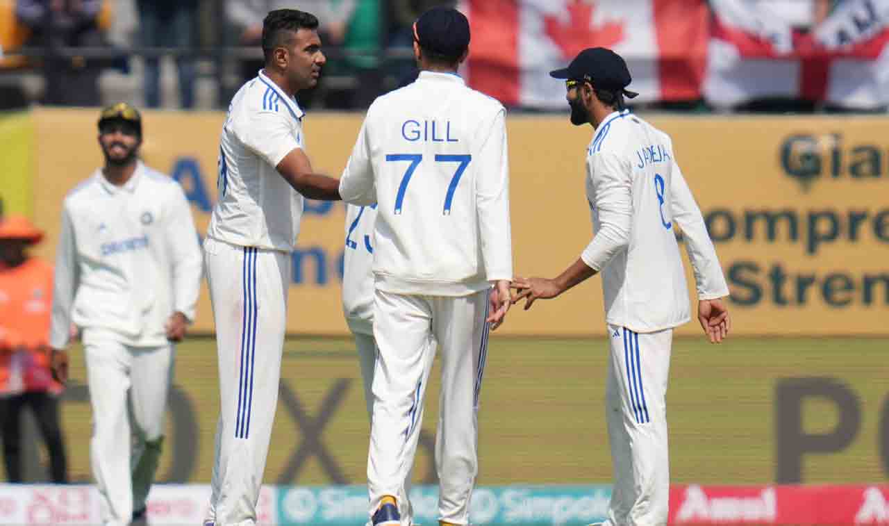 IND vs ENG 5th Test | కుల్దీప్, అశ్విన్ స్పిన్ మాయ‌.. ఆలౌట్ ప్ర‌మాదంలో ఇంగ్లండ్