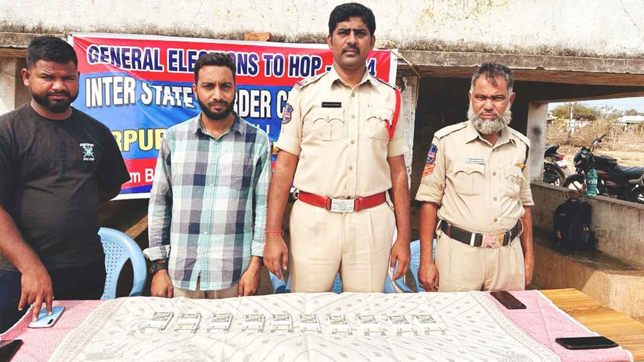 Asifabad | బొలేరో వాహనంలో తరలిస్తున్న రూ.5 లక్షలను స్వాధీనం చేసుకున్న పోలీసులు