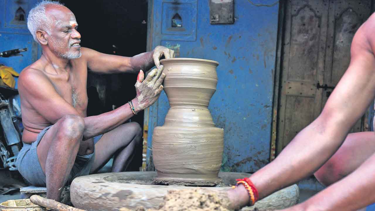 బీసీలను మోసం చేస్తున్న కాంగ్రెస్‌