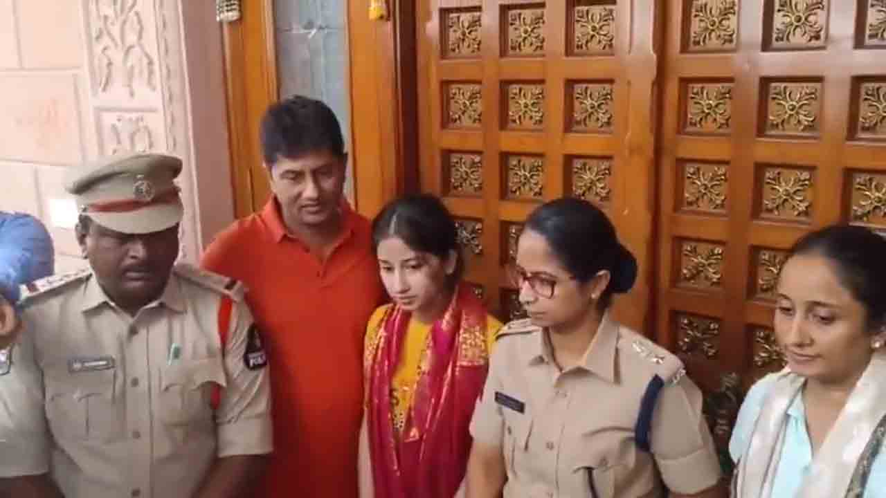 Hyderabad | దొంగ‌ల‌ను ఎదురించిన త‌ల్లీకూతుళ్ల‌ను స‌న్మానించిన నార్త్ జోన్ డీసీపీ