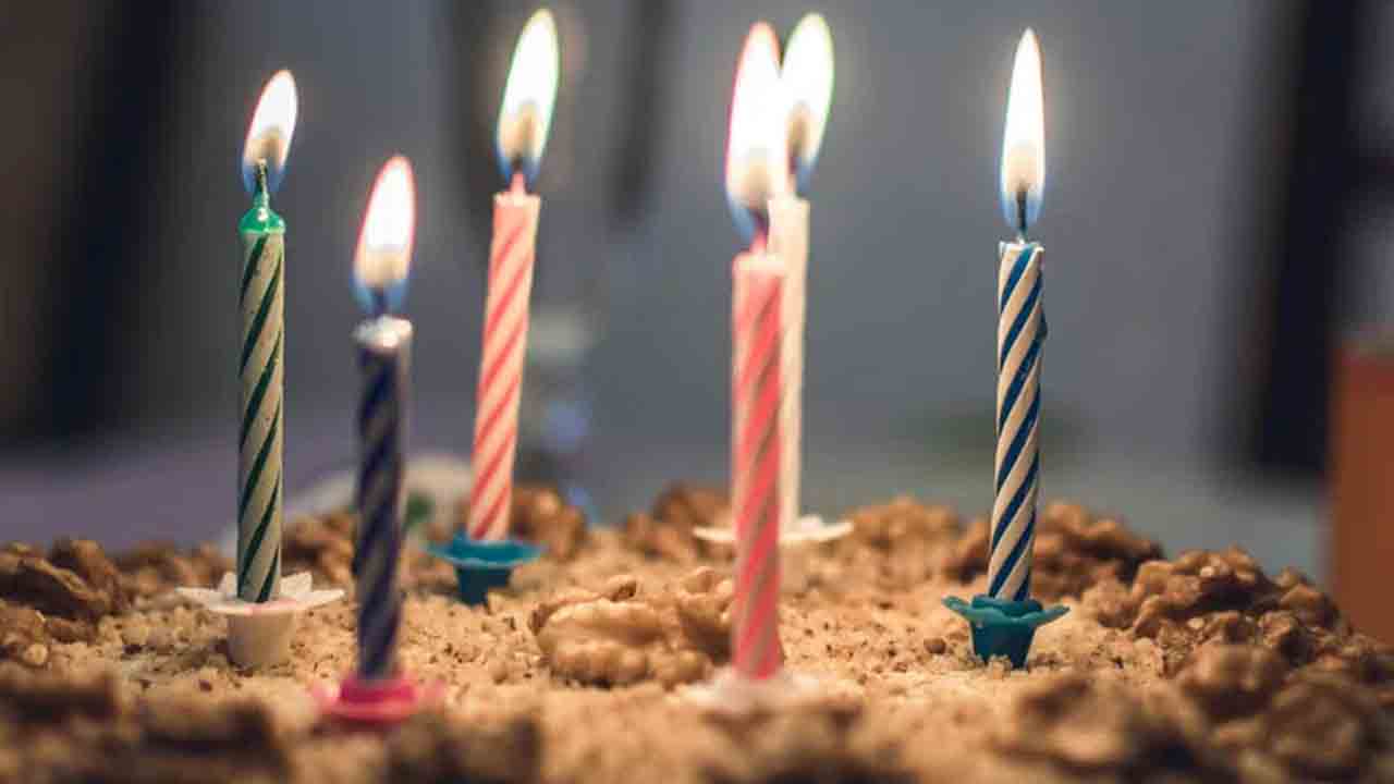 ఠాణాలో రౌడీ షీటర్‌ జన్మదిన వేడుకలు