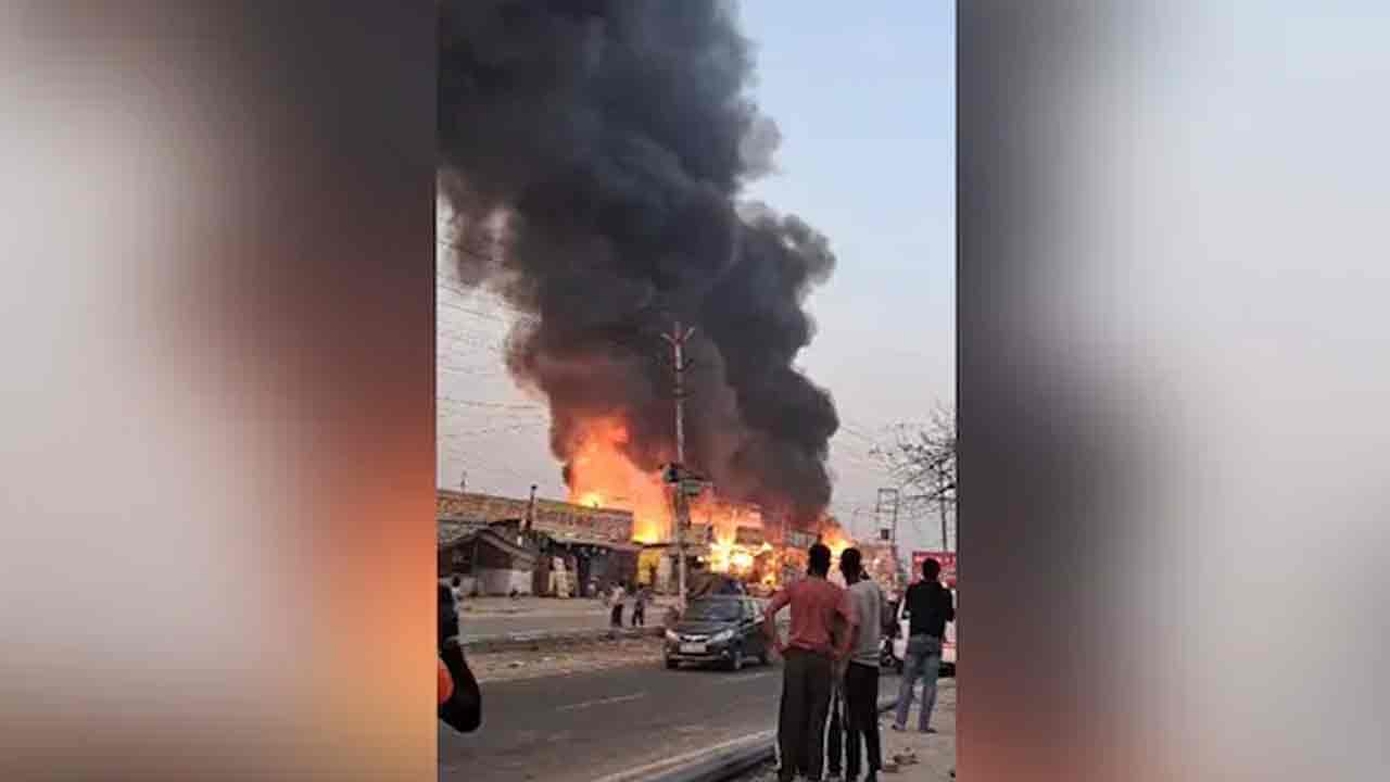 Fire Accident: గ్రేటర్ నోయిడా మార్కెట్లో భారీ అగ్నిప్రమాదం.. వీడియో