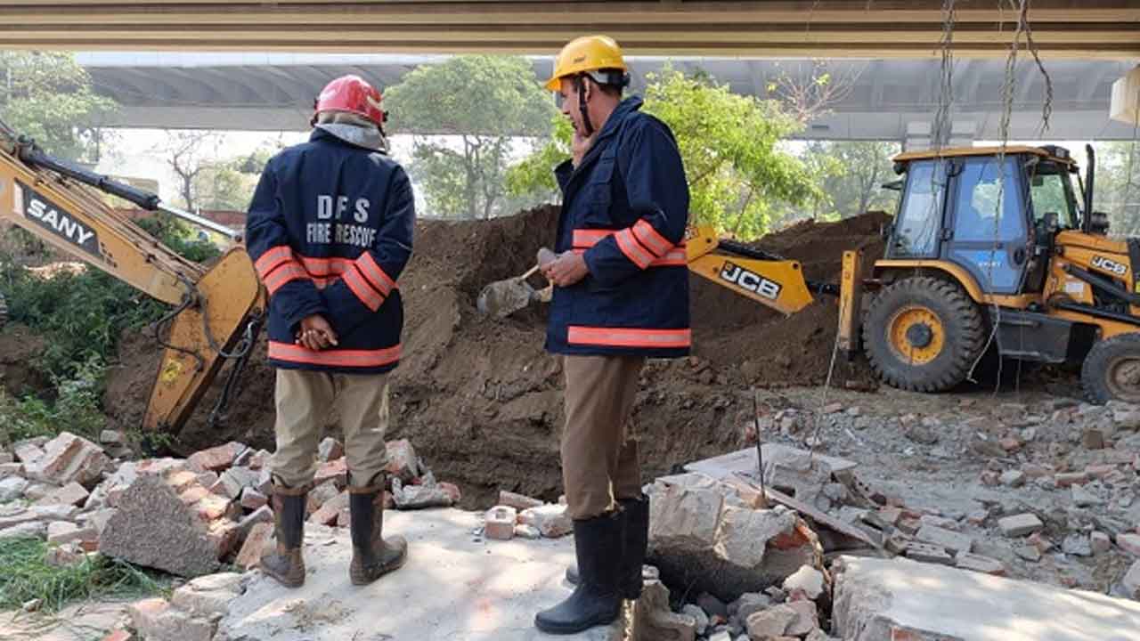 Thief | చోరీ చేసి పారిపోతూ బోరుబావిలో పడి..