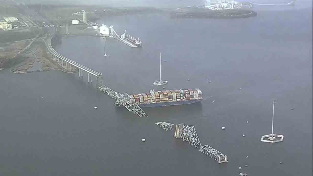 అమెరికాలో కూలిన వంతెన