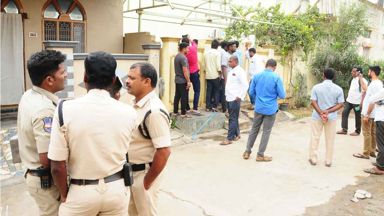 BRS councillor | బీఆర్ఎస్ కౌన్సిలర్ అక్రమ అరెస్ట్‌కు పోలీసుల విఫలయత్నం