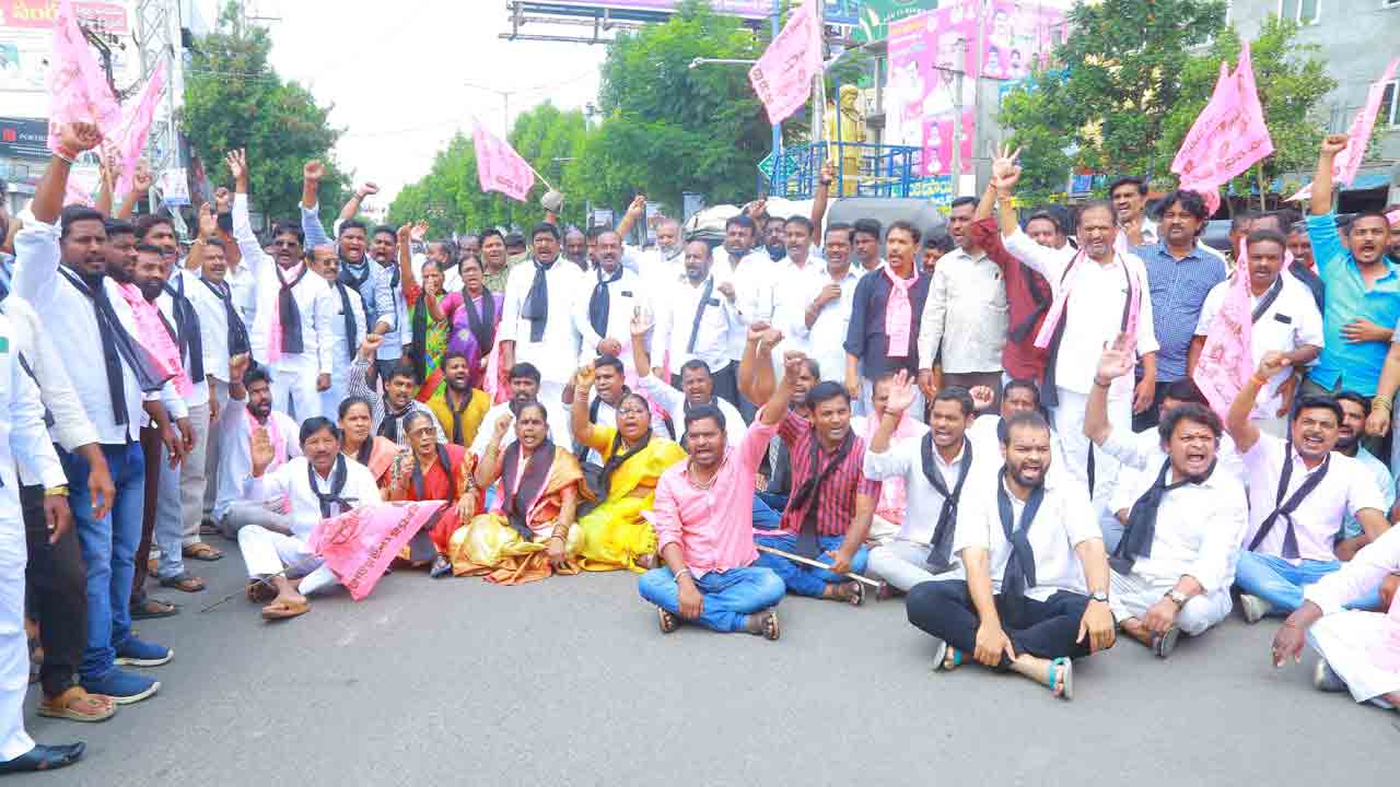 BRS Party | మోదీకి కేసీఆర్ త‌లొగ్గ‌లేద‌నే క‌విత‌పై అక్ర‌మ కేసులు.. సిద్దిపేట‌లో బీఆర్ఎస్ నిర‌స‌న‌లు