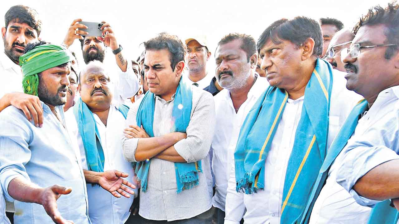 KTR | పదేండ్లల్ల ఎన్నడూ ఇట్ల సూడలే.. కేటీఆర్‌ ముందు వాపోయిన రైతు ఎర్ర శ్రీనివాస్‌