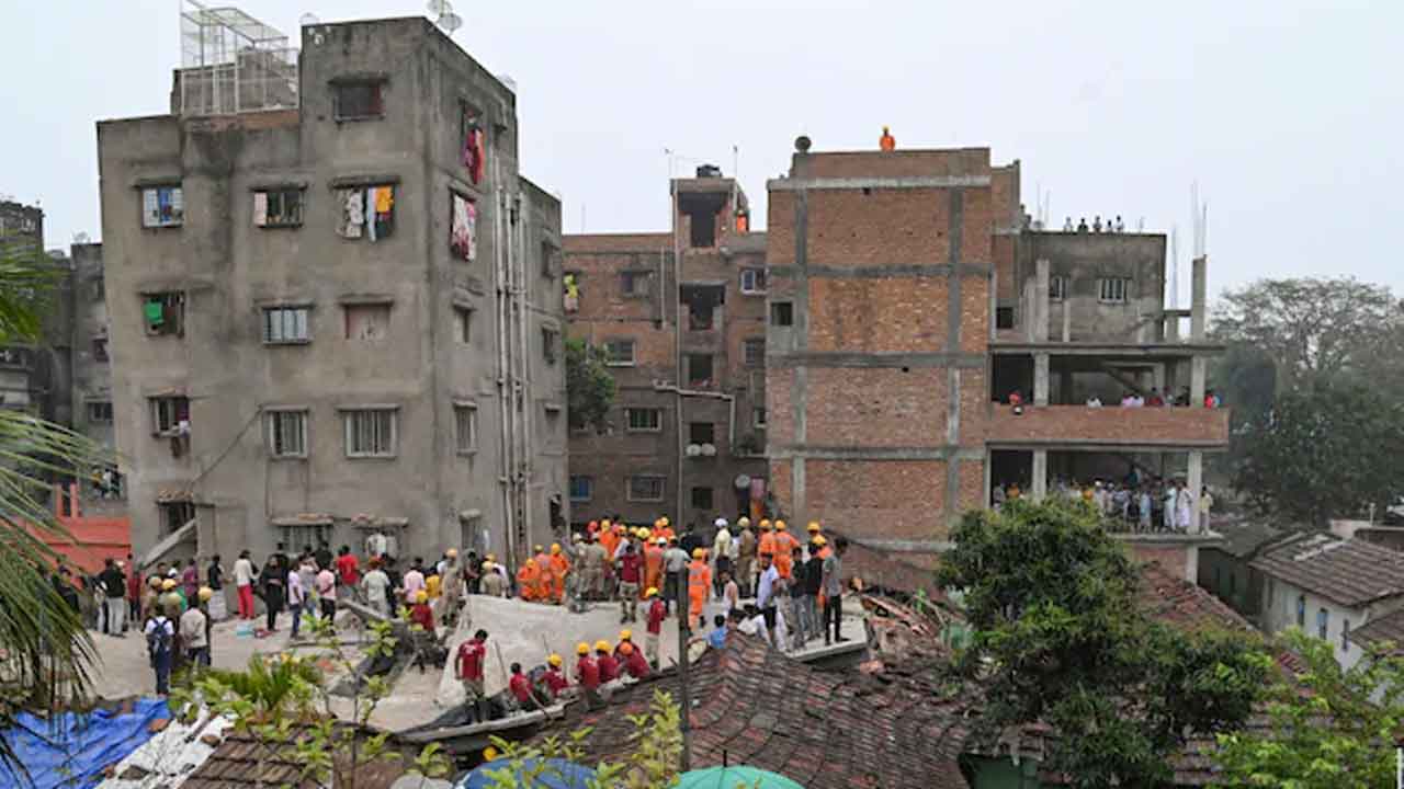 కోల్‌కతాలో భవనం కూలి 10 మంది మృతి