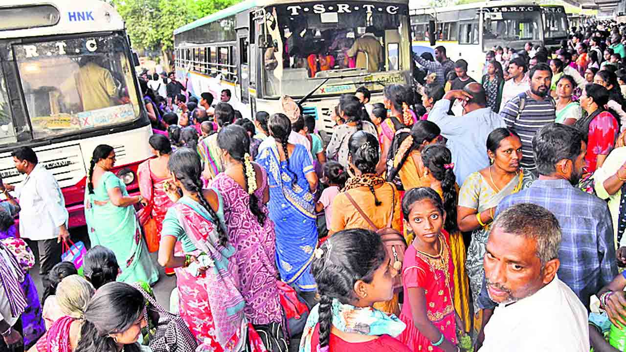 బస్సుల్లేక అగచాట్లు