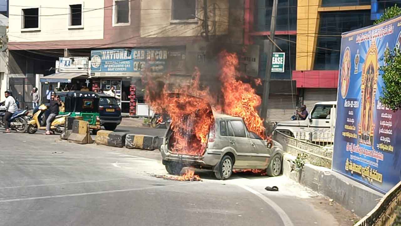Fire accident | నడుస్తున్న కారులో అగ్ని ప్రమాదం.. ప్రాణాలతో బయటపడ్డ డ్రైవర్‌