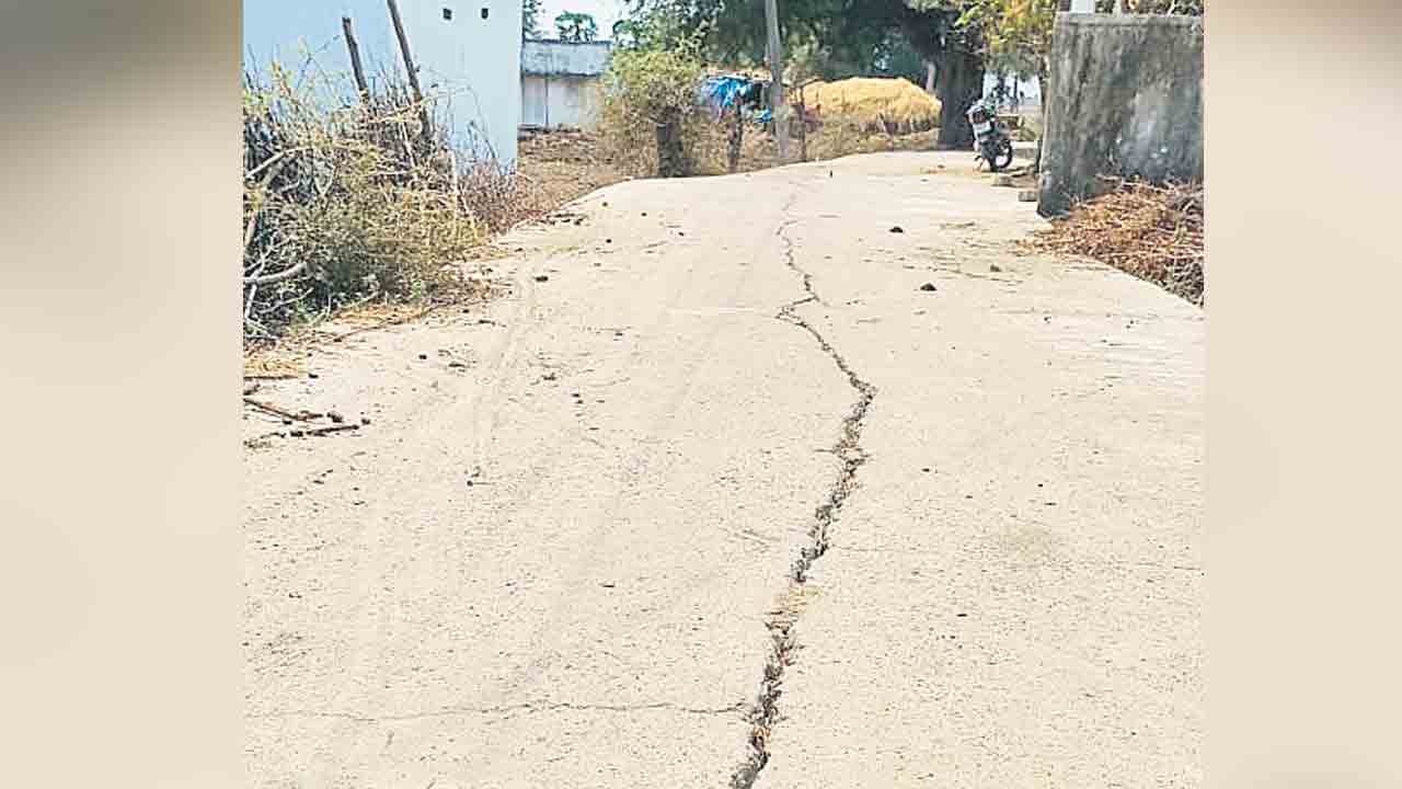 సీసీ రోడ్లు.. పగుళ్లే పగుళ్లు