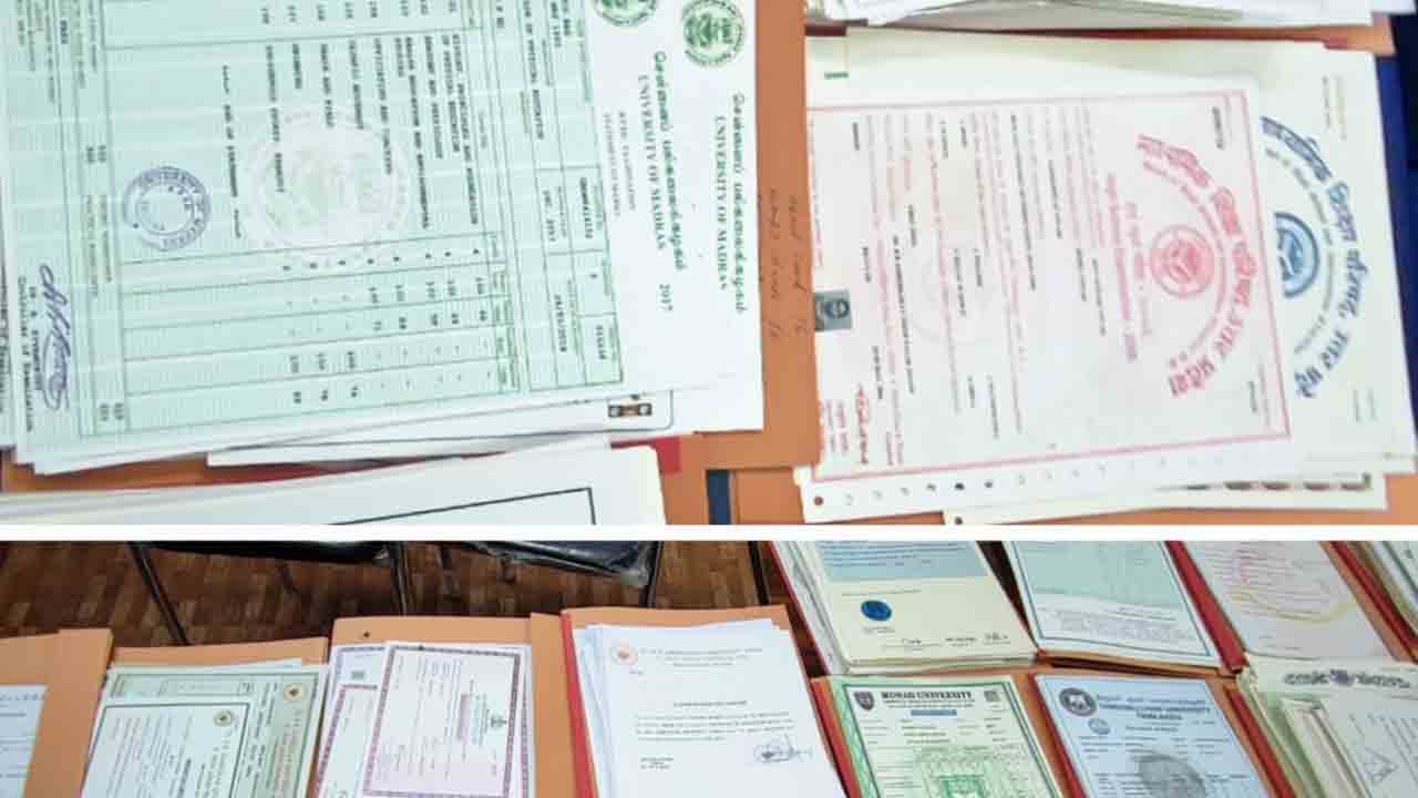 Private Colleges | ఒరిజినల్‌ సర్టిఫికెట్లతో చెలగాటం.. ఫీజులు చెల్లిస్తేనే ఇస్తామన్న ప్రైవేటు కాలేజీలు