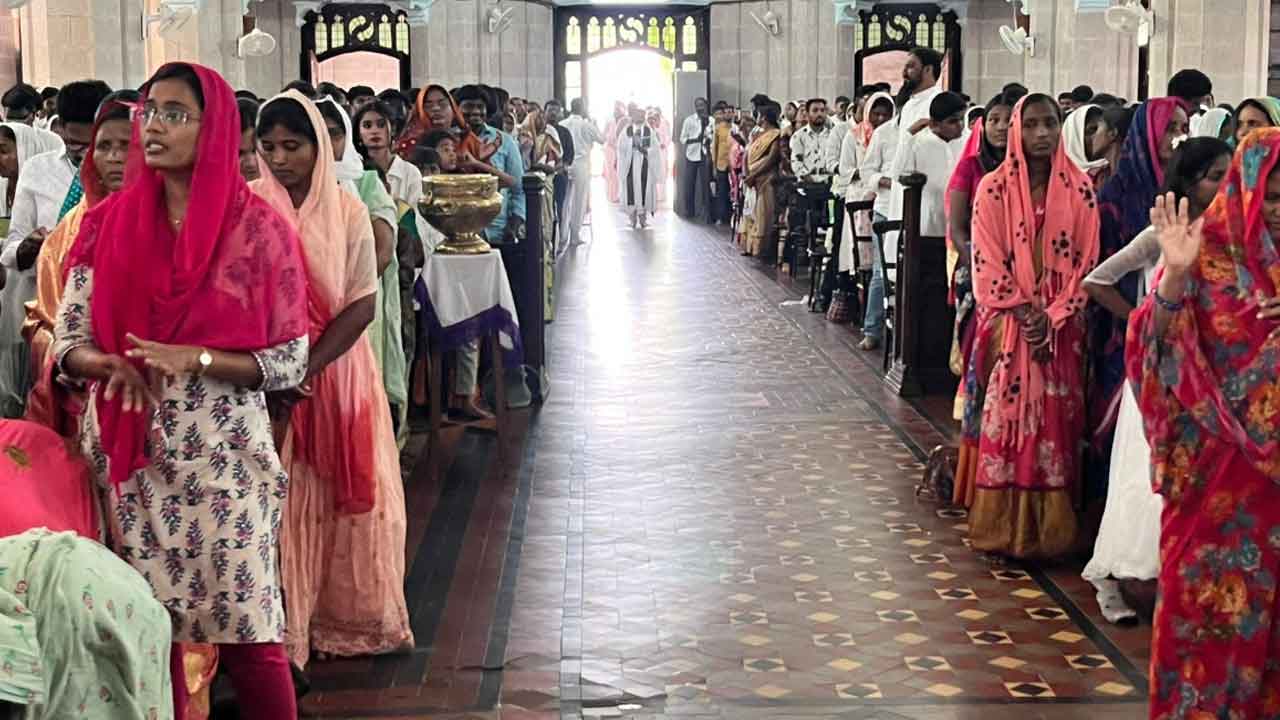 Good Friday | భక్తులతో కిటకిటలాడిన మెదక్‌ చర్చి