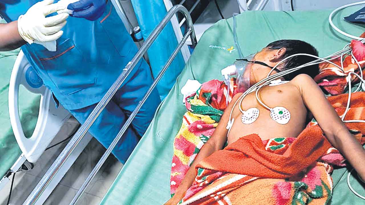 గాలి దుమారానికి ఎగిరిపోయిన చిన్నారి.. రెండు ఇండ్ల తర్వాత స్లాబ్‌పై పడి మృతి