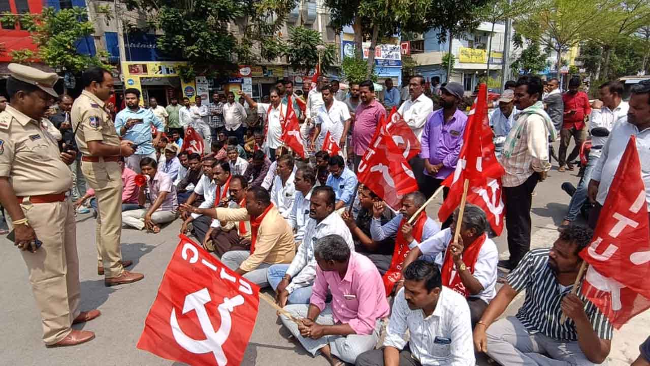 Siricilla | బతుకమ్మ చీరల ఆర్డర్లు, బకాయిలు చెల్లించాలని సిరిసిల్లలో ఆందోళనలు