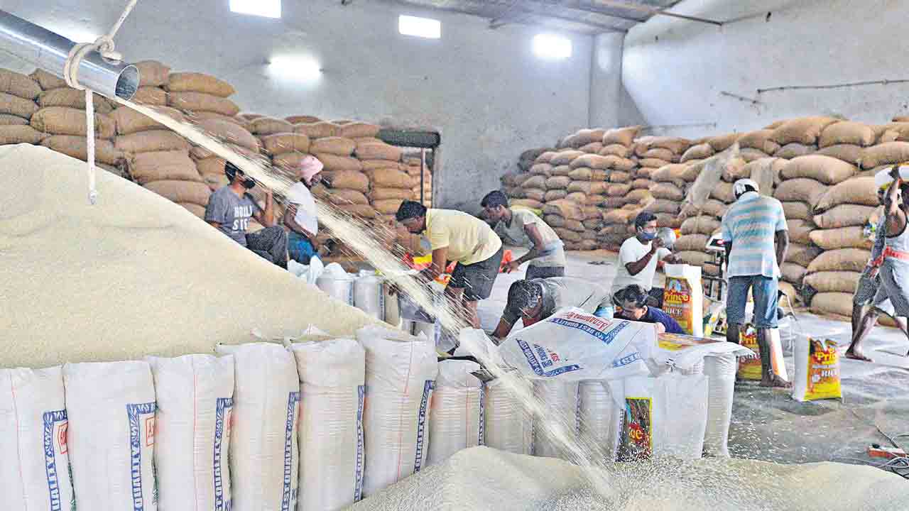 మిల్లర్లకు అందలం..అక్రమాలకు అవకాశం