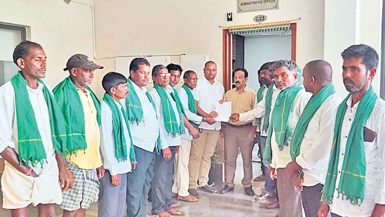 కాళేశ్వరం నీటికోసం రైతుల ఆందోళన