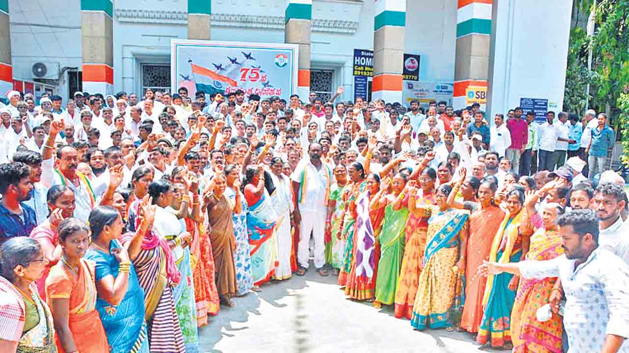 Yashaswini Reddy | ఎమ్మెల్యే అత్త పెత్తనం మాకొద్దు.. గాంధీభవన్‌లో పాలకుర్తి కాంగ్రెస్‌ కలహాలు