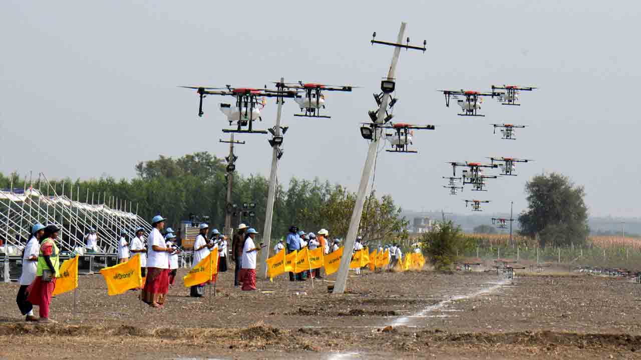 ఎస్‌హెచ్‌జీలకు డ్రోన్లు