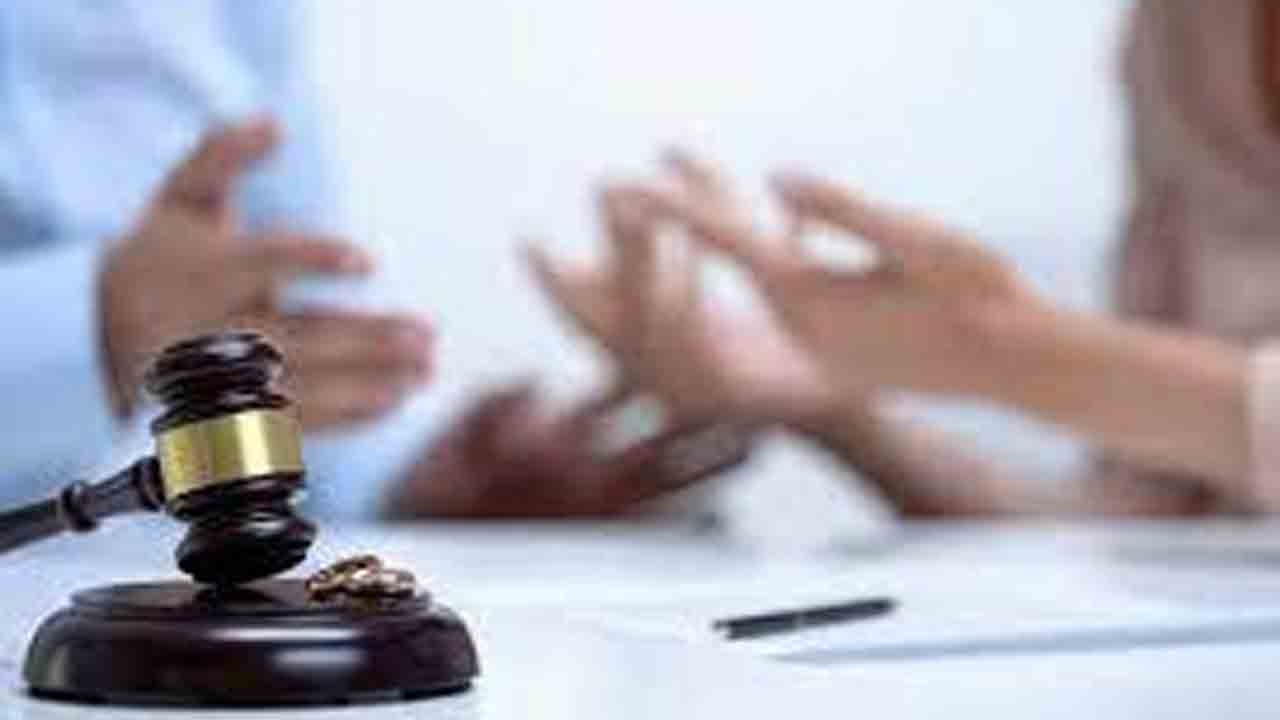 భర్తకు విడాకులివ్వకుండా వేరొకరితో సహజీవనం చెల్లదు