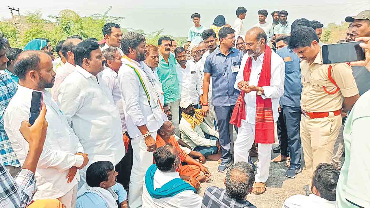 కథలాపూర్‌లో నీళ్ల కోసం రైతుల ధర్నా