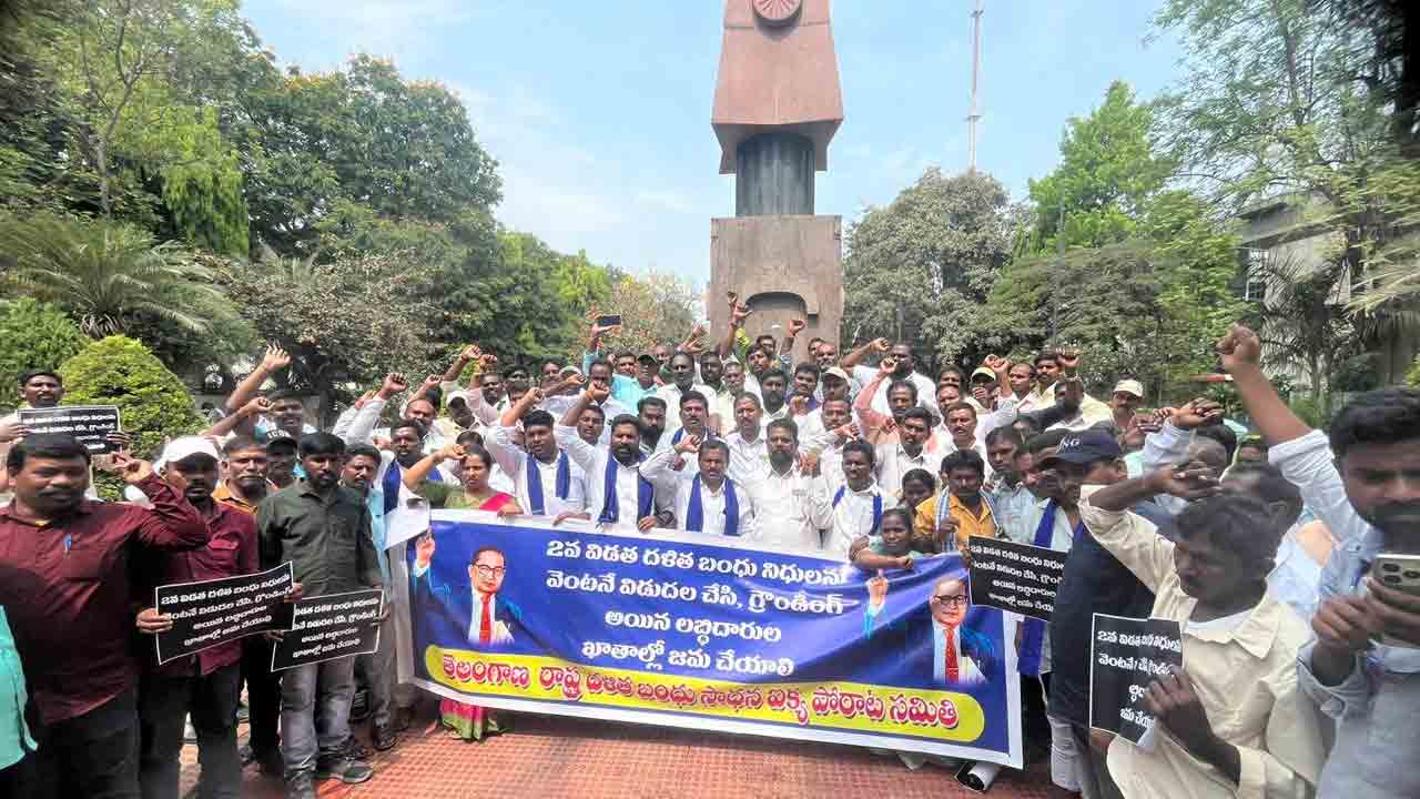 Dalit Bandhu | రెండో విడత ద‌ళిత‌బంధు నిధులు వెంట‌నే విడుద‌ల చేయాలి.. గ‌న్‌పార్కు వ‌ద్ద ల‌బ్దిదారుల ధ‌ర్నా