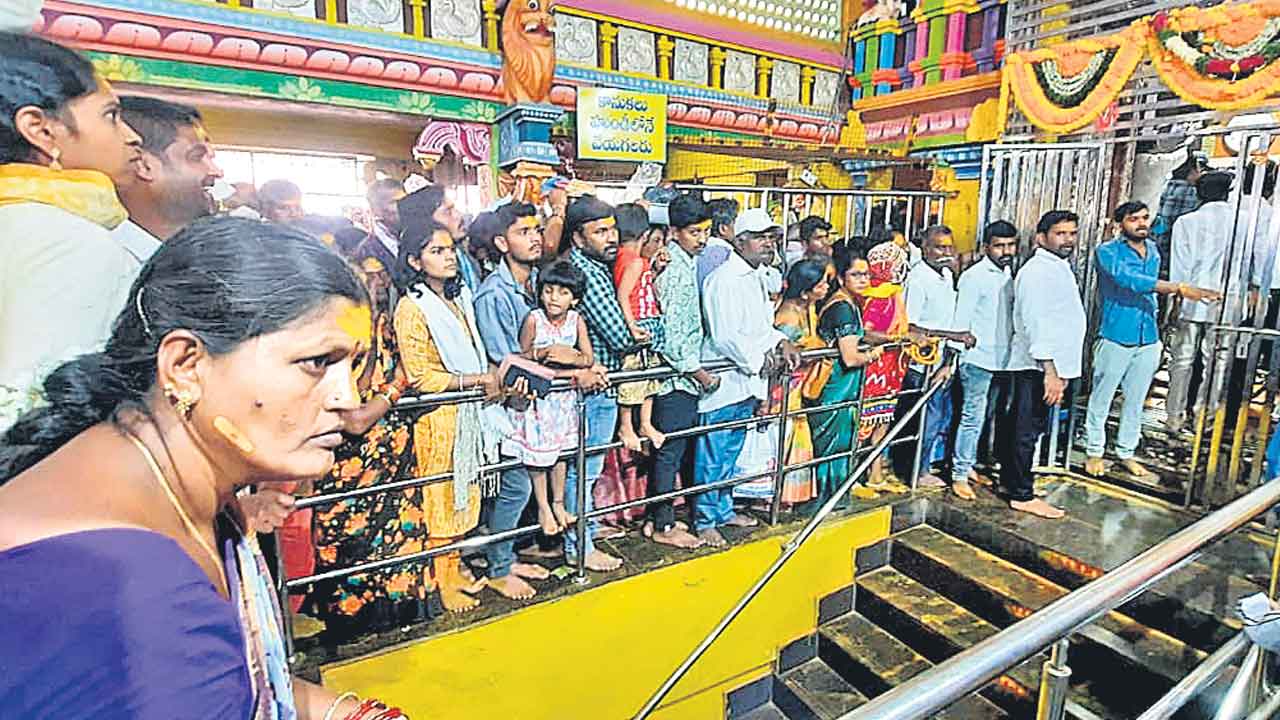 Minister Ponnam | మంత్రి పొన్నం డౌన్‌డౌన్‌.. కొమురవెల్లిలో మంత్రి కోసం క్యూలైన్లు నిలిపివేత.. భక్తుల అసహనం 