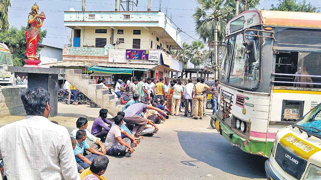 సాగునీటి కోసం రోడ్డెక్కిన రైతులు