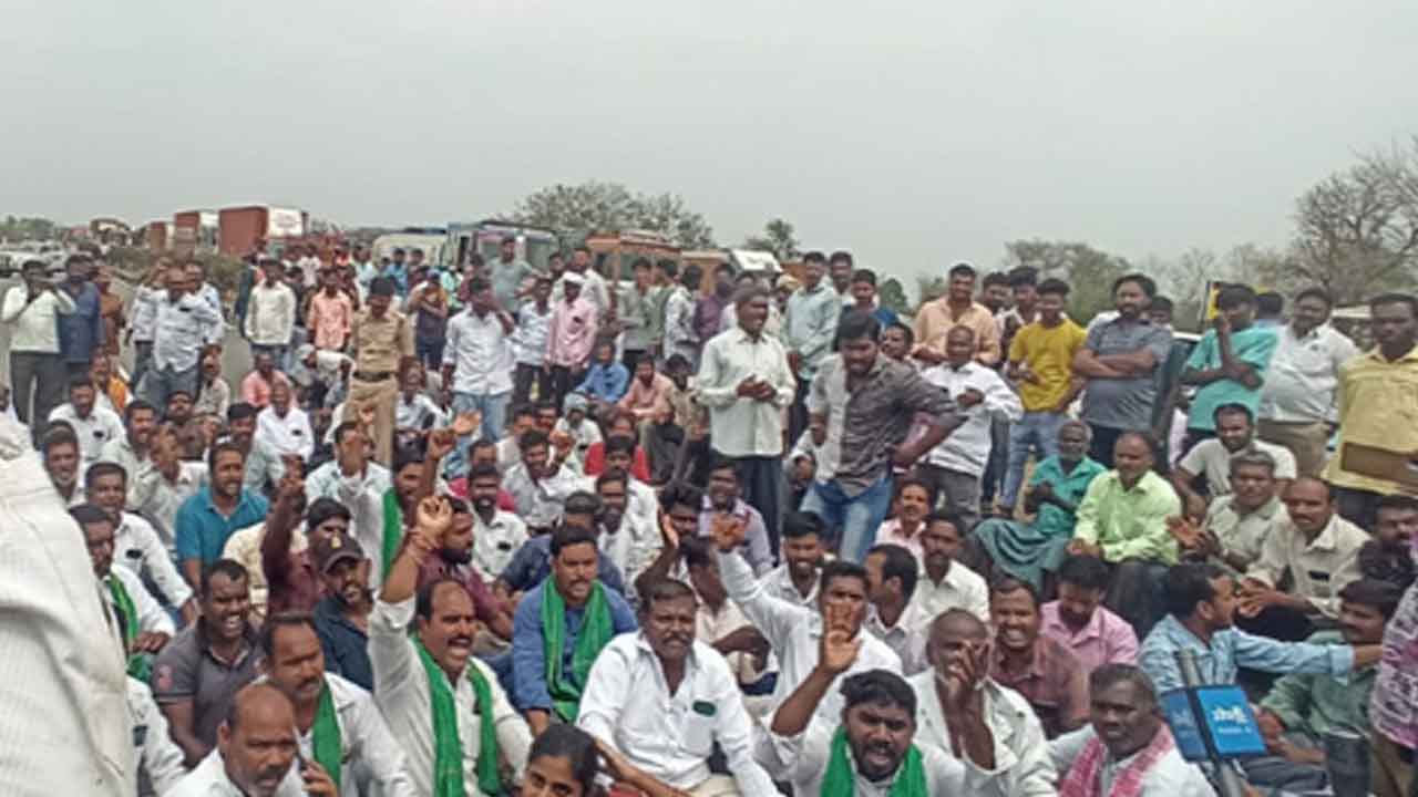 Farmers dharna | బిక్కనూరులో రోడ్డెక్కిన అన్నదాతలు.. జాతీయ రహదారిపై ధర్నా