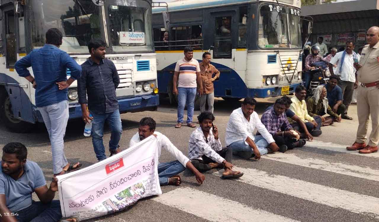 Farmers dharna | సాగు నీటి కోసం రోడెక్కిన రైతులు.. రాజీవ్‌ రహదారిపై ధర్నా